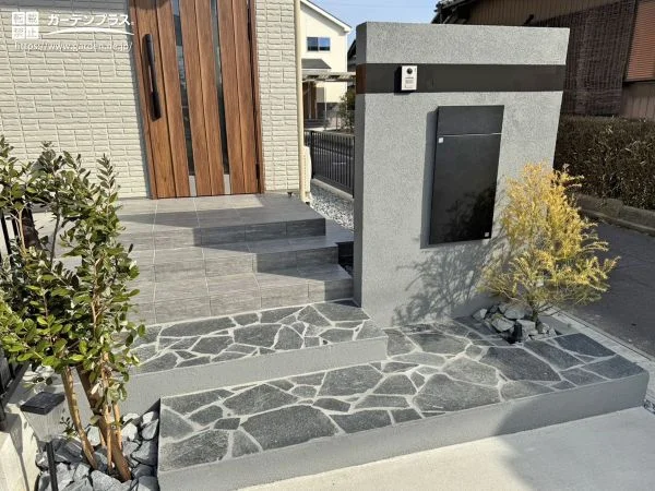 落ち着いたトーンで統一感のある玄関アプローチ