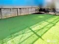 ピンコロ石の植栽スペースが可愛らしい印象の人工芝のお庭工事