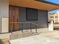 手すり付きで安全に通行できる玄関ポーチ階段