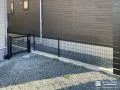 圧迫感を与えないメッシュタイプのフェンスと門扉