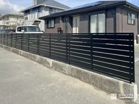 圧迫感を与えないスリット入り目隠しフェンス[施工後]