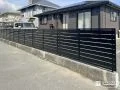 圧迫感を与えないスリット入り目隠しフェンス