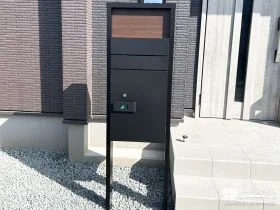 宅配ボックス付きの便利な機能門柱[施工後]