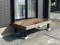 掃き出し窓前にとりつけた人工木のウッドデッキ