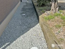 雑草対策を施した犬走り[施工後]