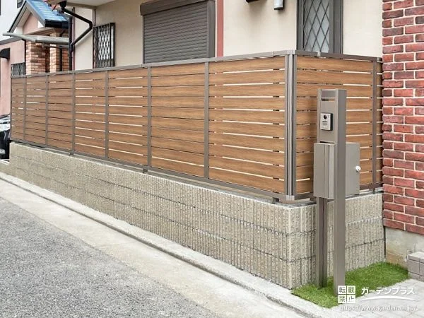 道路に面する前庭を快適なデッキ空間に生まれ変わらせた工事
