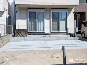 前庭に土間コンクリートを打設し駐車スペースとして活用した工事