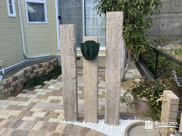 経年を感じさせる表情と木目の風合いがナチュラルな印象を与える枕木材