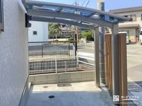 カーブを描く屋根が優しい印象のサイクルポート[施工後]