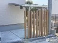 抜け感のあるデザインで目隠しをする角柱
