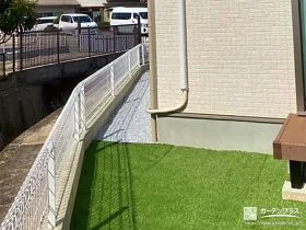 白砂利で明るく雑草対策をした犬走り[施工後]