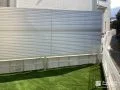 明るいカラーで圧迫感を与えずに目隠しをするフェンス設置工事