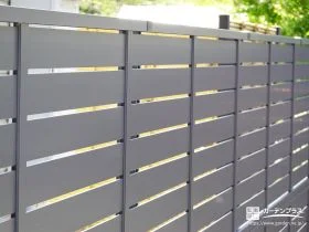 心地よいプライベート空間を演出する柔らかな目隠しフェンス[施工後]