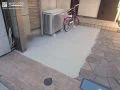 質感の異なる素材でメリハリをつけたアプローチ