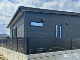 外壁のカラーと合わせた目隠しフェンス[施工後]