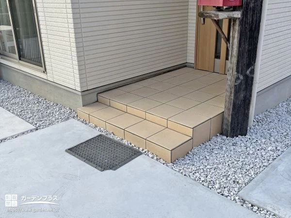 玄関全体がやわらかな印象になる暖色系のタイル