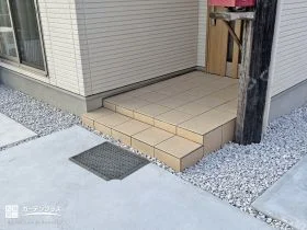 玄関全体がやわらかな印象になる暖色系のタイル[施工後]