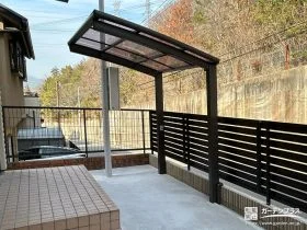 R型の屋根がお住まいに馴染むサイクルポート設置工事[施工後]