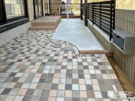 数色のタイルを組合わせたアプローチが楽しい印象の玄関周り工事
