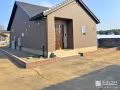 レンガ調の化粧ブロックで建物を囲み整った印象に仕上げた工事