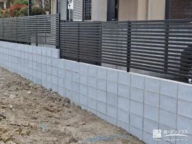 境界塀が撤去されたためすっきりとしたフェンスを新設した工事