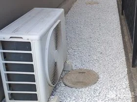 白砂利を使用して明るい印象に仕上げた犬走り[施工後]