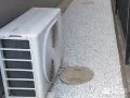 白砂利を使用して明るい印象に仕上げた犬走り