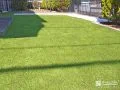 白砂利と緑鮮やかな人工芝のコントラストが美しいお庭の工事