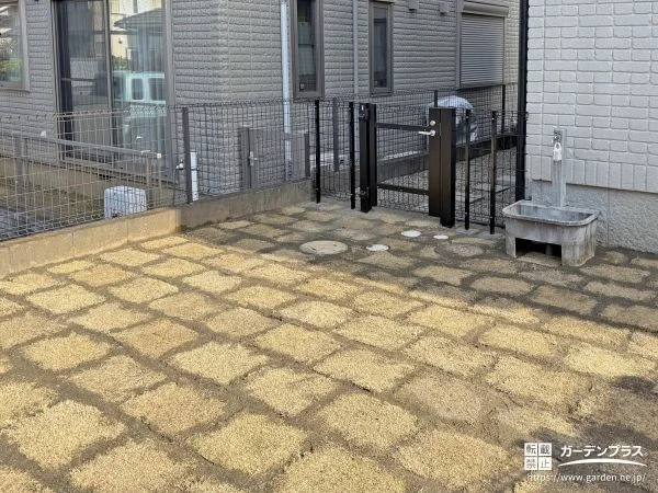 フェンスと門扉でクローズ化した安心・快適なドッグラン工事