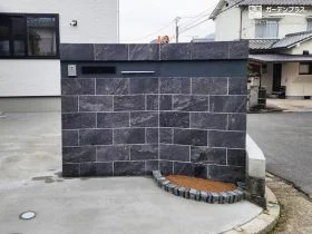 見る角度によって表情を変える立体的な門柱[施工後]