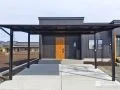 フラットなブラックフレームがかっこ良い印象のカーポート工事