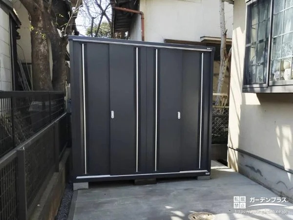 立てたまま収納できて出し入れも便利なおしゃれな物置