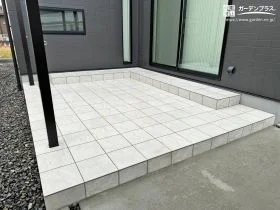 空間に抜け感をもたらすホワイトカラーのタイルデッキ[施工後]