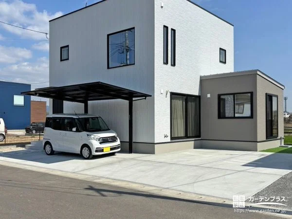 モダンな建物にマッチしたスタイリッシュな駐車スペース
