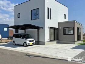 モダンな建物にマッチしたスタイリッシュな駐車スペース[施工後]