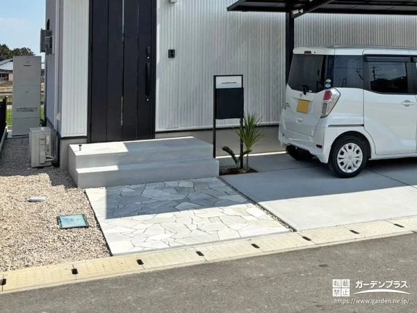 モノトーンのコントラストが際立つ門周り