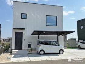 ホワイト×ブラックのシンプルモダンな新築外構