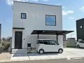 ホワイト×ブラックのシンプルモダンな新築外構