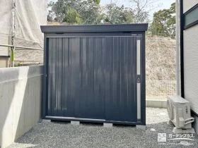 上品なカラーでお庭に馴染む物置[施工後]