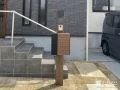 スタイリッシュな門柱にマッチする表札
