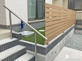 前庭に人工芝とフェンスを施工し快適な空間にしたリフォーム工事