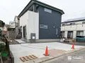 ゆるやかなカーブを描く玄関アプローチが印象的な新築外構