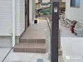 スリムでアプローチ動線の邪魔をしない機能門柱