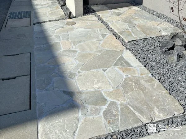 玄関までの時間をゆったりと感じさせる玄関アプローチ