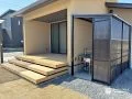 ウッドデッキとつながる、暮らしに寄り添うストックヤード