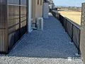 境界フェンスと雑草対策で快適な犬走り