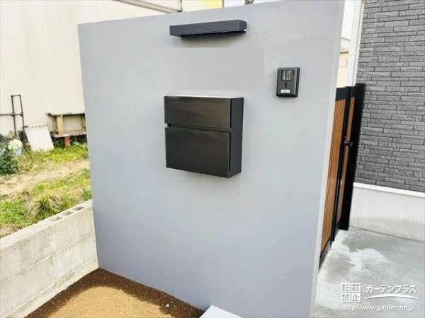 無駄をそぎ落としたすっきりとした門柱
