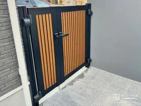 プライベートな空間としての玄関まわりをやさしく守る門扉[施工後]