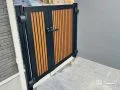 プライベートな空間としての玄関まわりをやさしく守る門扉