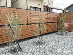 木目調のフェンスとマッチする植栽[施工後]